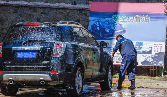 洗车店里工人正在用洗车店用洗车机洗车
