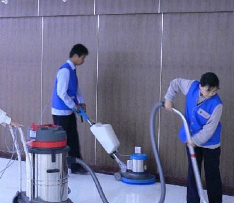 工人正在用吸尘器为新房做保洁工作