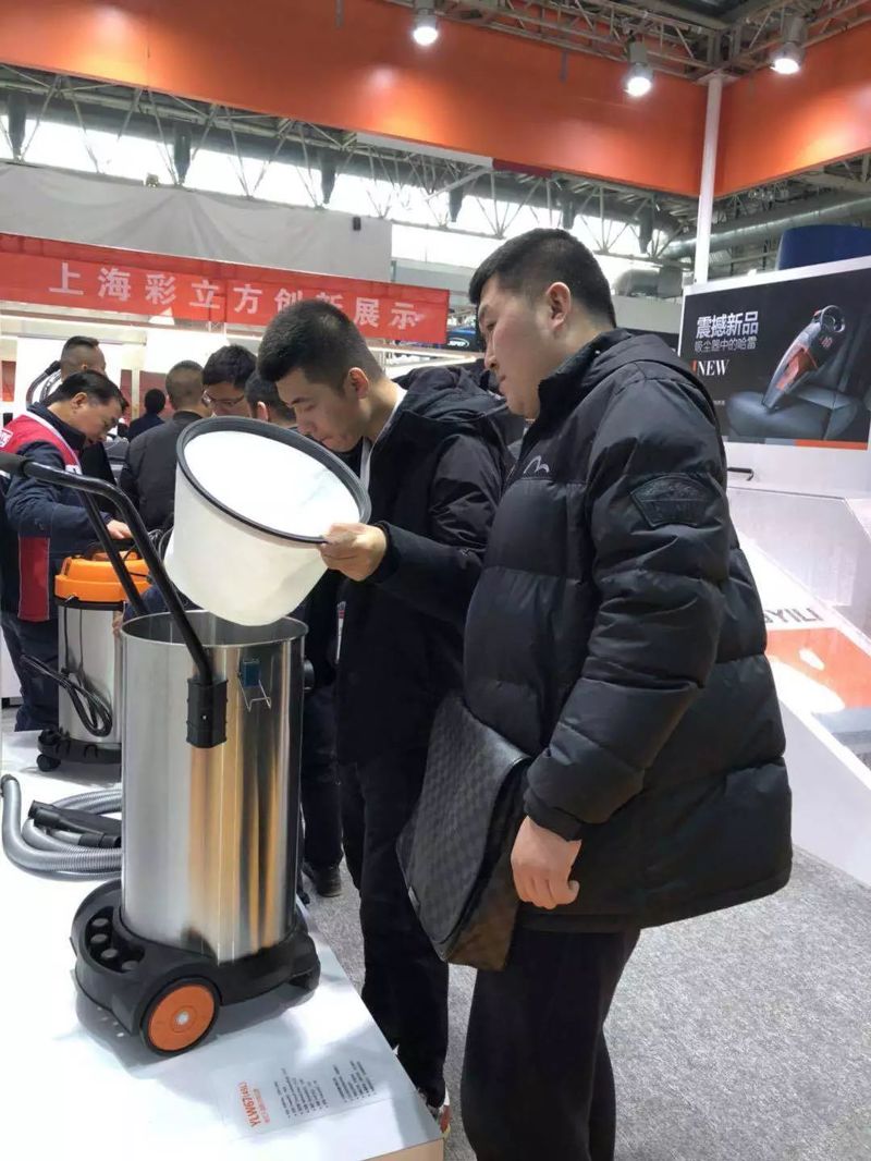 展会上客户在查看新款亿力吸尘器 展会上客户在查看新款亿力吸尘器